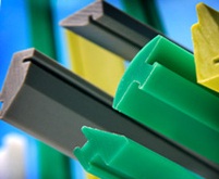 Компания RUBBEER расширила производство направляющих из сверхвысокомолекулярного полиэтилена